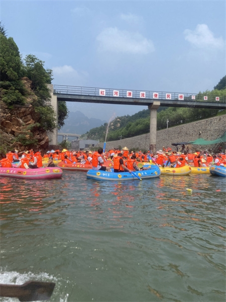 定期組織員工旅游營造輕松愉快的活動氣氛，努力為員工提供良好的工作和休閑環境，激發員工的集體意識和團隊精神，增強企業的凝聚力。(圖4)